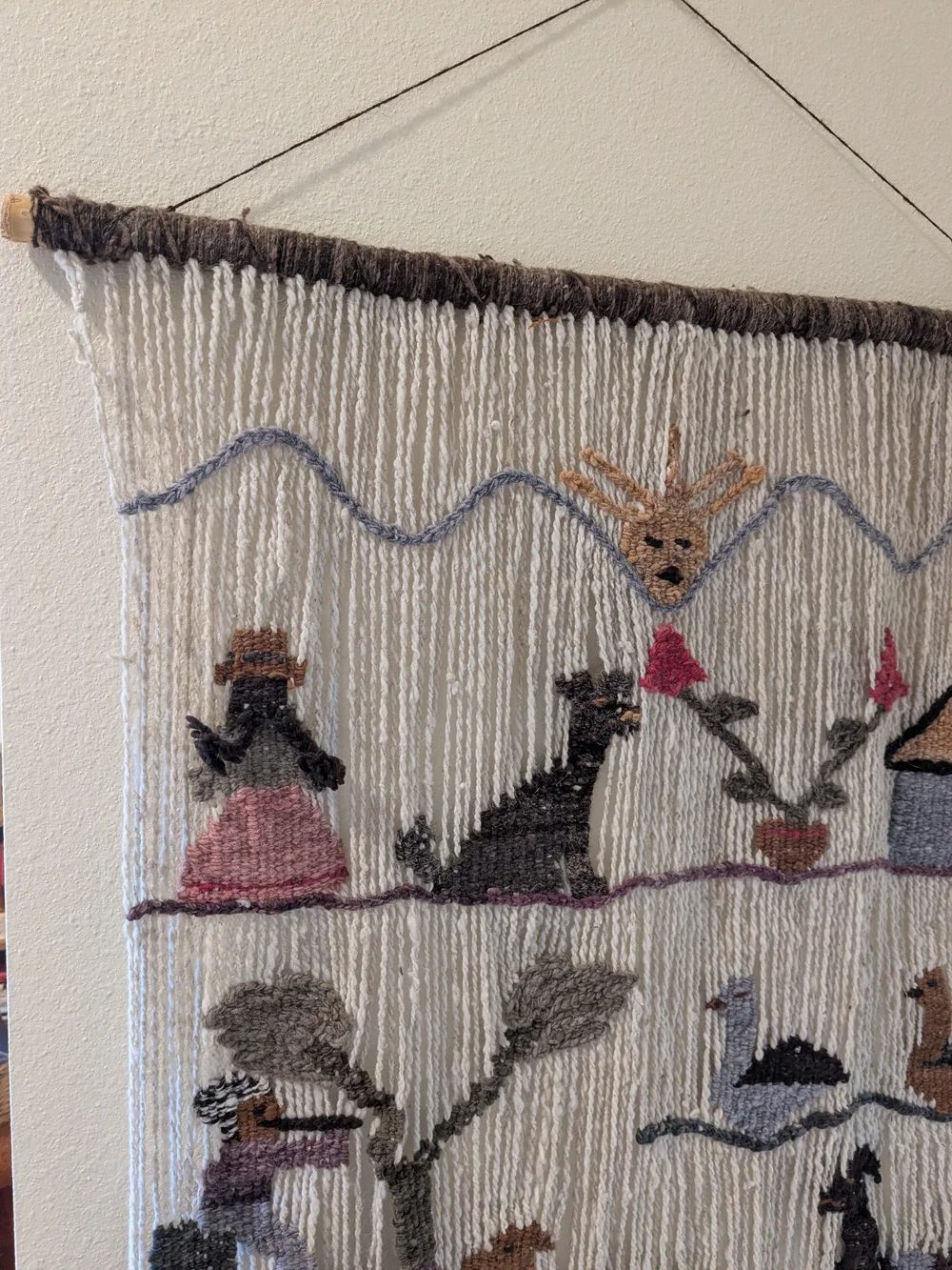 Vtg 70's Handwoven Cream Wall Hanging with Multi-Color Folk Motifs 🦙